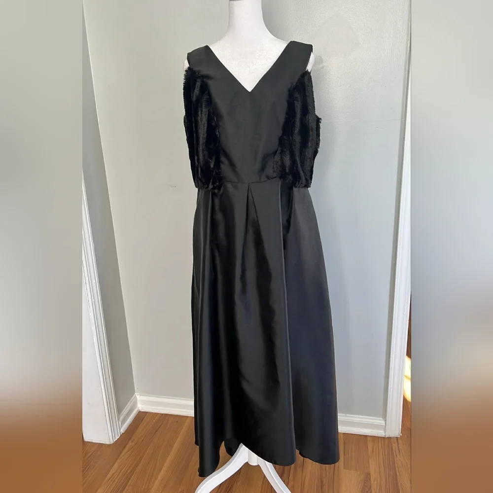 ALFRED SUNG Elegant Black Maxi Dress with Fur Details - Picture 8 of 9